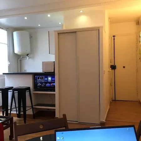 Joli Studio Proche De Montmartre *